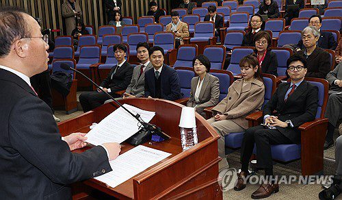 국민의힘은 18일 국회에서 의원총회를 열고 윤석열 대통령에게 이태원 특별법에 대해 거부권(재의요구권)을 행사하도록 건의하기로 결정했다. 연합뉴스